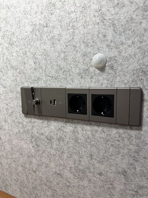 Ovládací panel – světlo, ventilace, USB a zásuvky