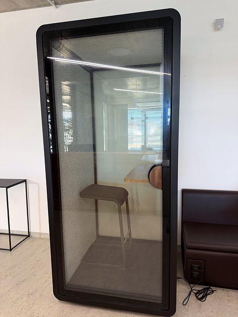 Box Base zepředu – černý rám a prosklené dveře
