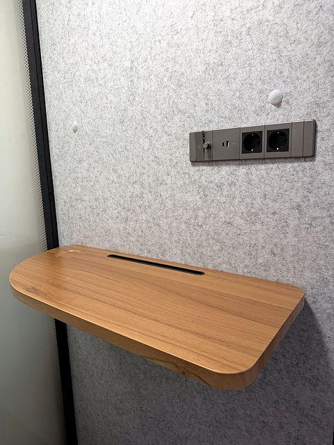 Dřevěný stolek a panel se zásuvkami