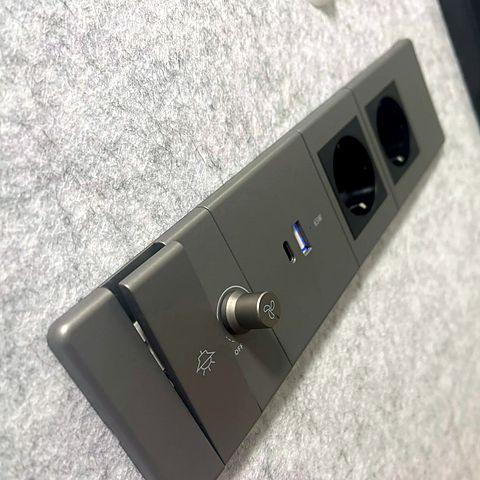 Ovládání světla a ventilace, nabíjení USB-C a USB-A 65 W a zásuvky