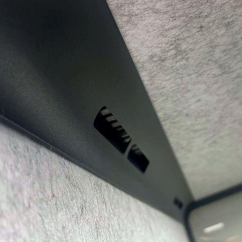 Otvory ventilace pod stropem boxu