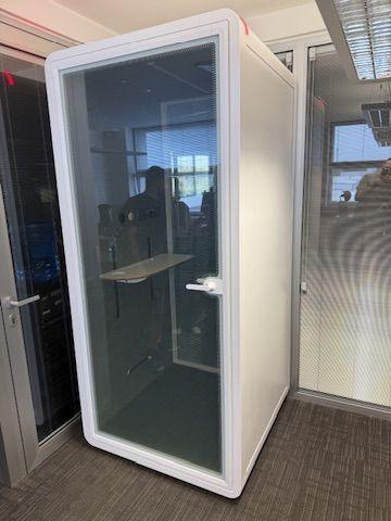 Box S · bílý rám, instalace