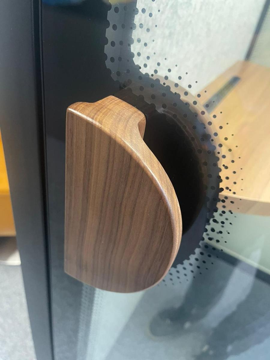 Detail · masivní dřevěné madlo