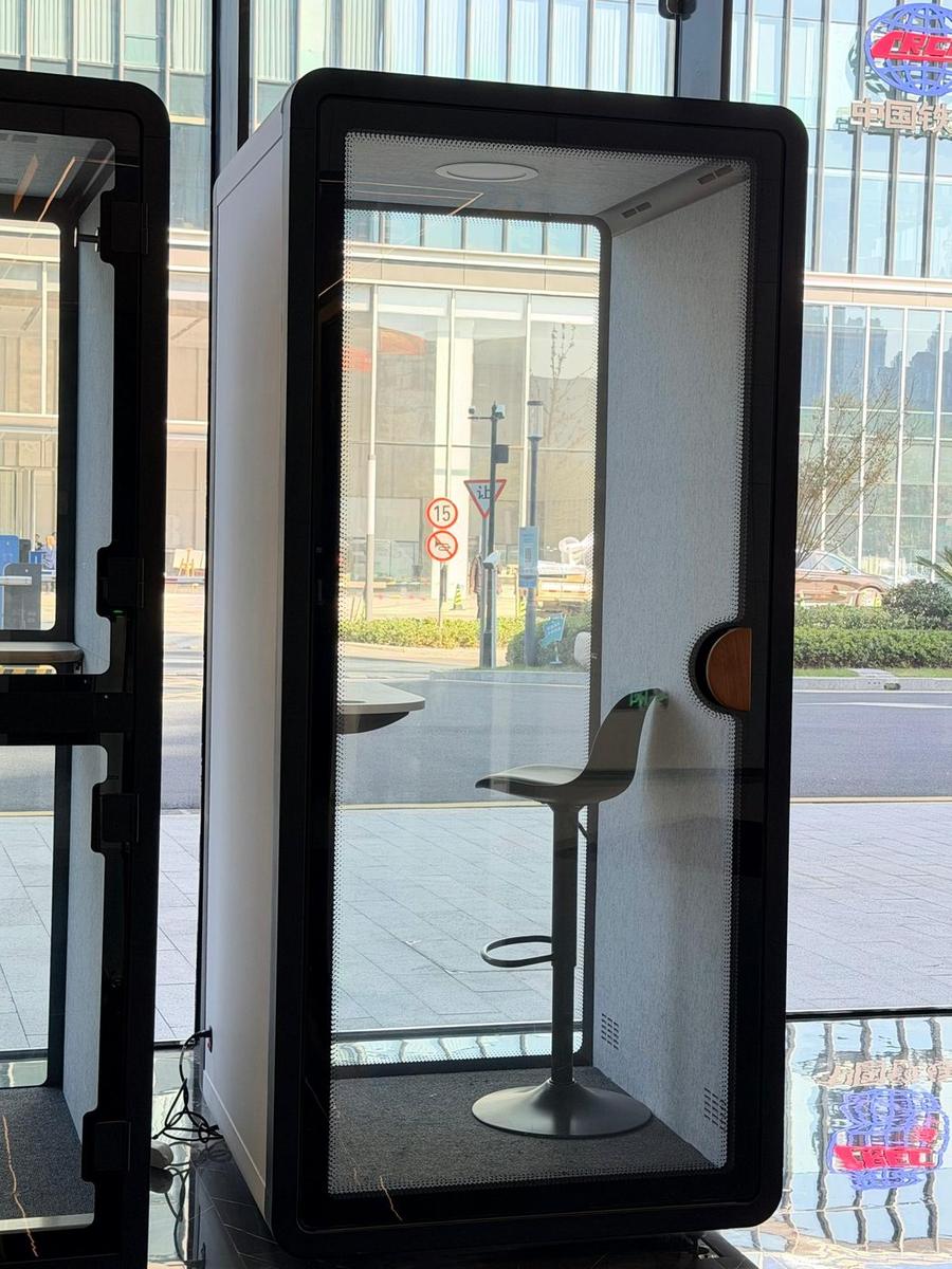 Box S · bílý exteriér, stolička a stolek