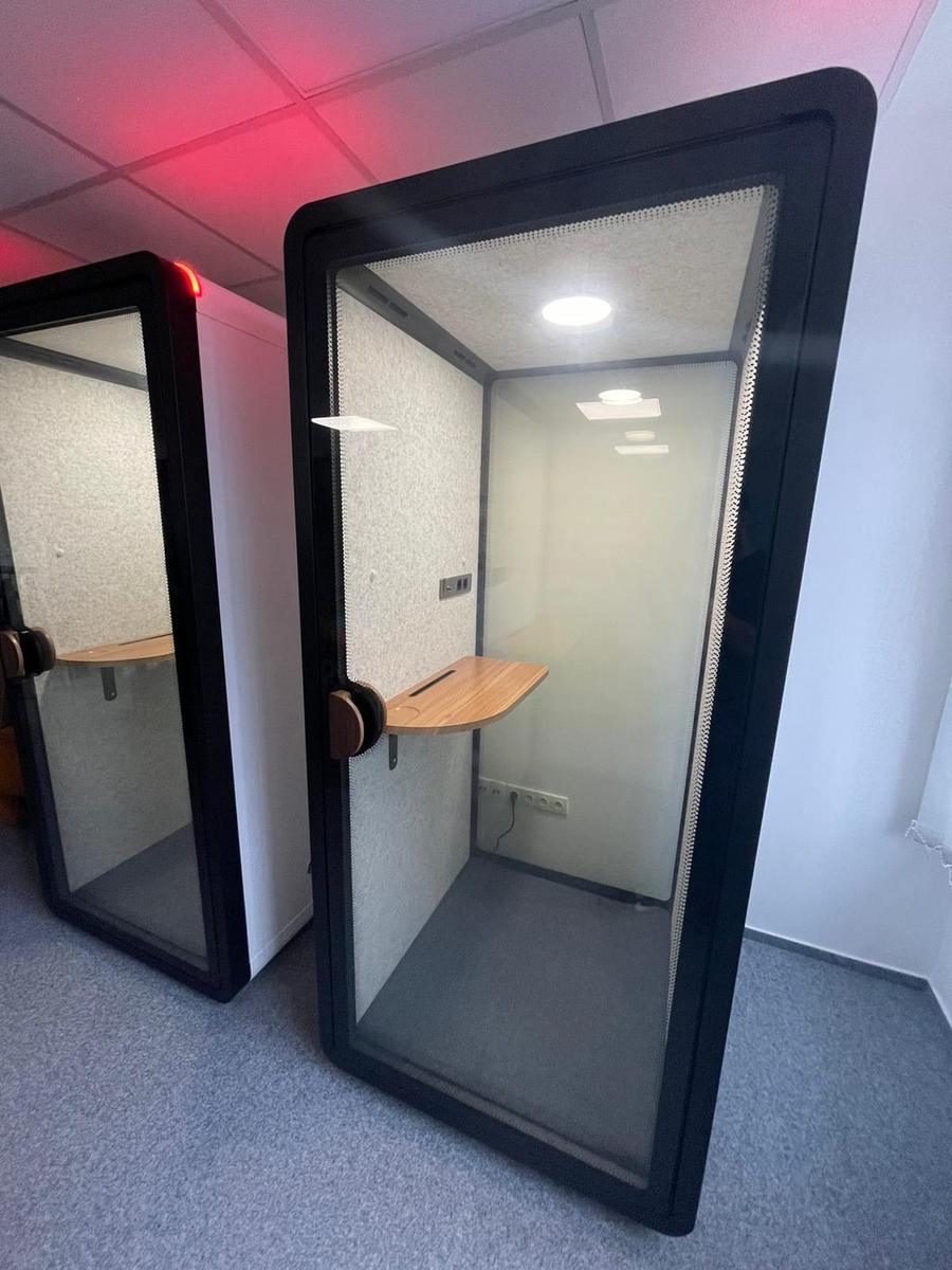Box Base · interiér se stolkem a světlem