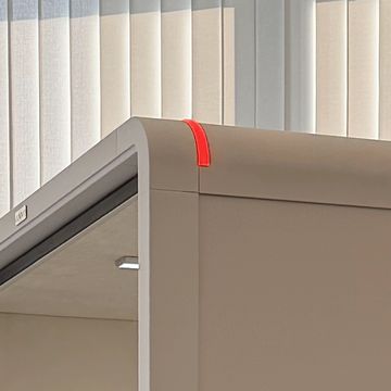 Indikace obsazení – červené světlo na rohu boxu