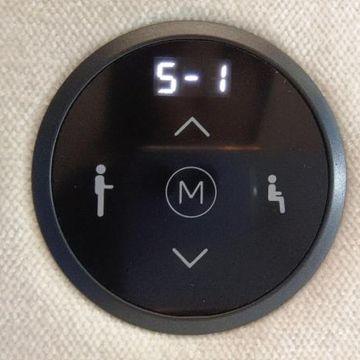 Ovládání elektricky výškově nastavitelného stolu (na přání)