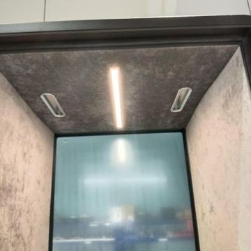 LED světlo a ventilační otvory ve stropě boxu