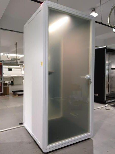 Bílý Box S se zatmaveným elektrochromatickým sklem (na přání)