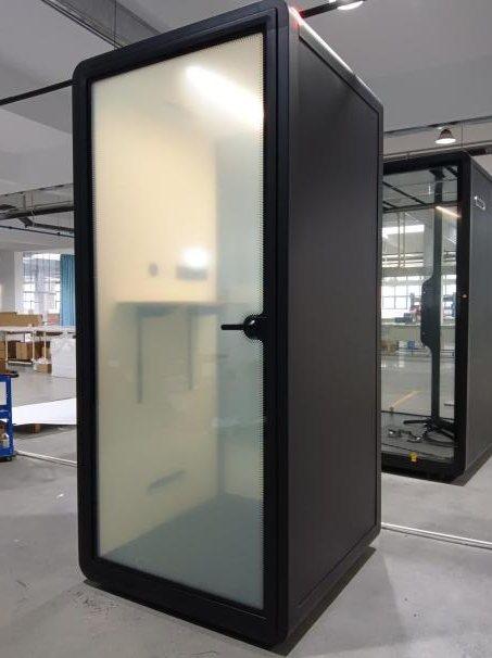 Černý Box S se zatmaveným elektrochromatickým sklem (na přání)